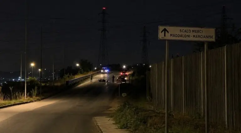 Coppia non vede la rotonda e si schianta