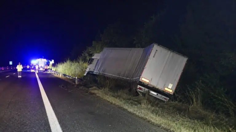 Tir fuoristrada sull’A1, camionista ferito presidia il carico