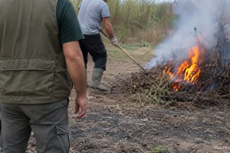 Sorpreso mentre appicca rogo nei pressi del campo da golf