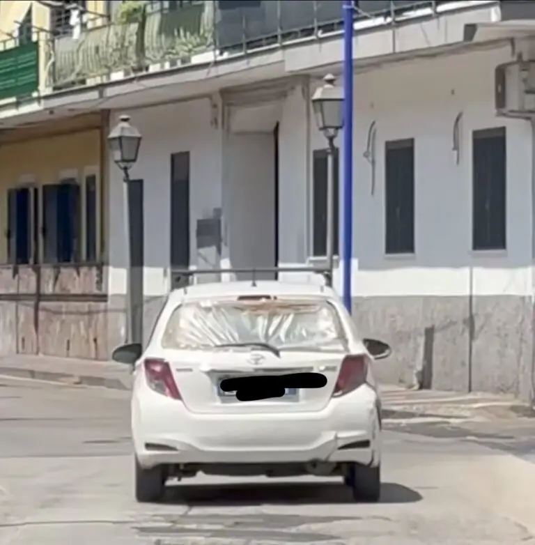 Segue le persone in strada provando a fermale, è emergenza