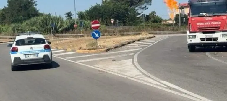 Autocisterna si ribalta, zona ancora chiusa. Disagi per viaggiatori e residenti