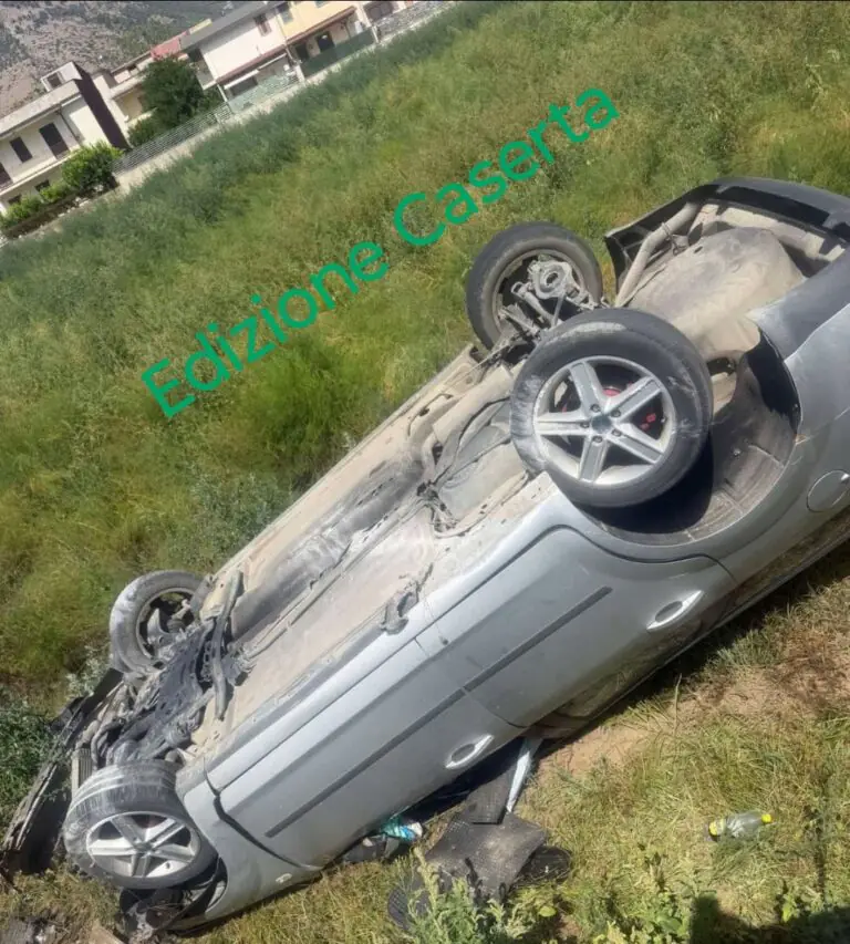 Auto si ribalta al confine tra 2 comuni