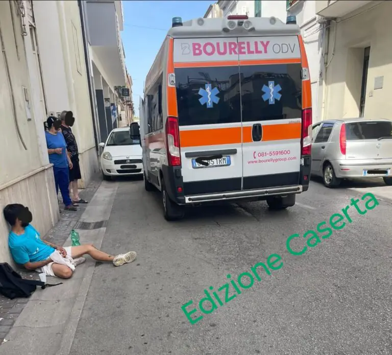 Travolge ciclista e scappa, choc in strada
