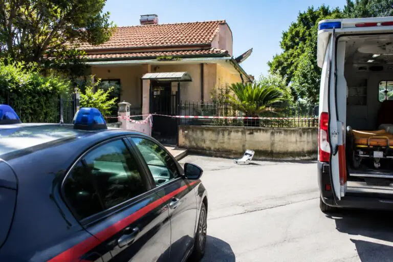 Tragedia a Ferragosto: uccide la moglie a coltellate durante lite