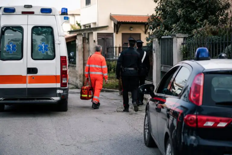 Cade dalla scala e muore, dramma in città
