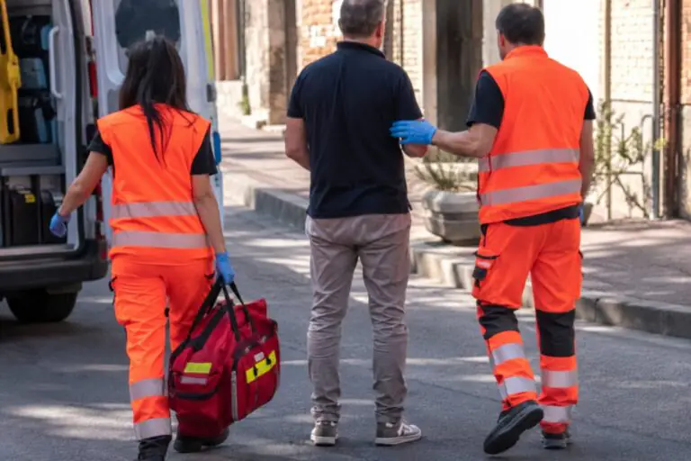 Ferito alla testa vaga in centro, trasportato in ospedale