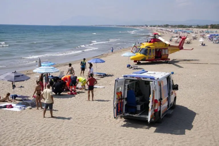 Si sente male in spiaggia, soccorso da ex poliziotto e trasportato in eliambulanza