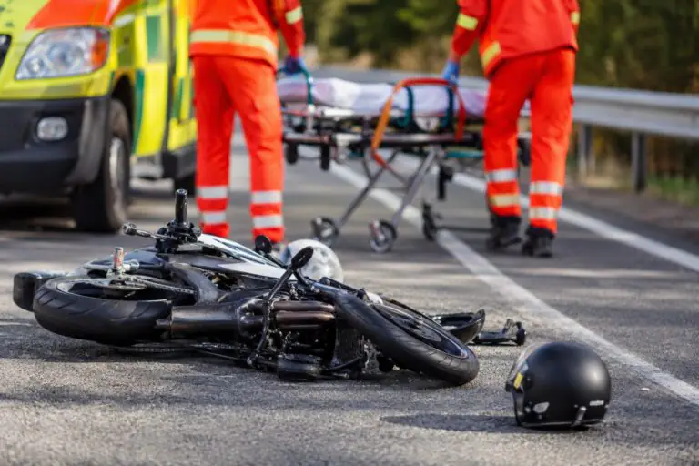 Scontro nei pressi di un bar, centauro sbalzato dalla moto