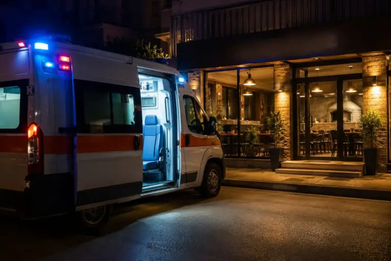Accusa malore durante turno di lavoro, paura in pizzeria