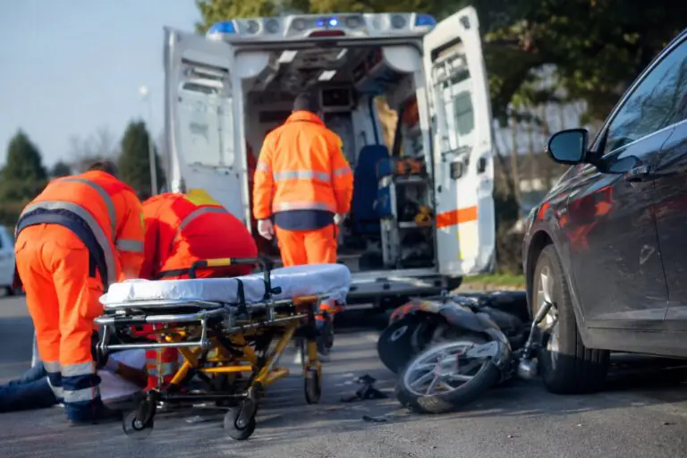 Impatto choc tra auto e scooter, corsa in ospedale per una donna