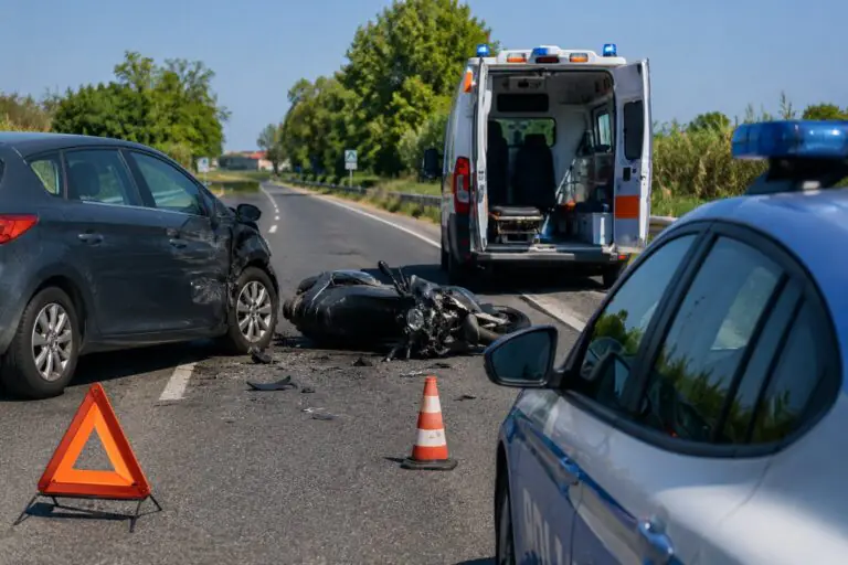 Auto contro scooter al confine tra 2 comuni, ambulanza e Polizia sul posto