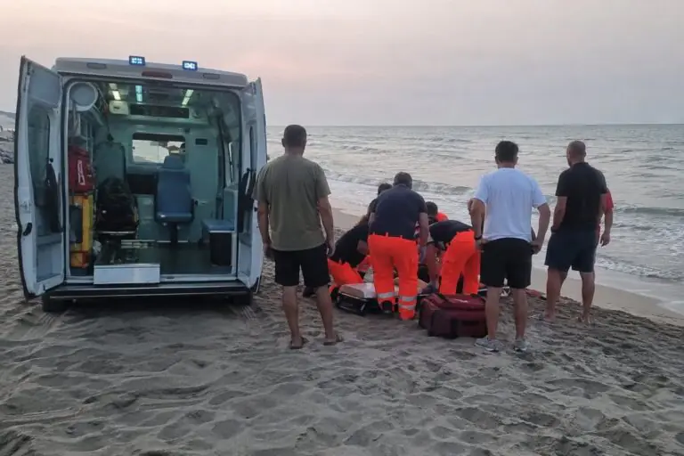 Giovanissima rischia di annegare, choc sulla spiaggia