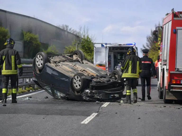 Auto sbanda e si ribalta sulla Statale, 2 giovani in ospedale