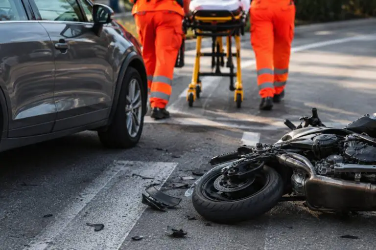 Violento scontro tra auto e moto, centauro resta a terra
