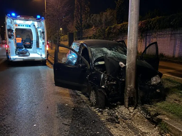 Auto contro palo, 6 i feriti. Due sono bambini