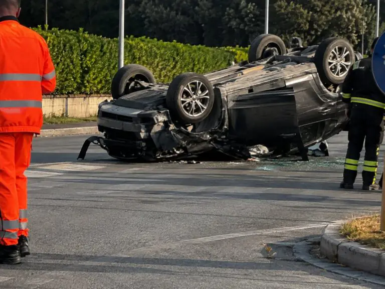 Auto si ribalta dopo impatto, 2 persone intrappolate
