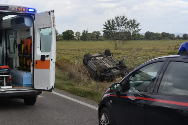 Finisce fuori strada ribaltandosi, choc sulla Provinciale