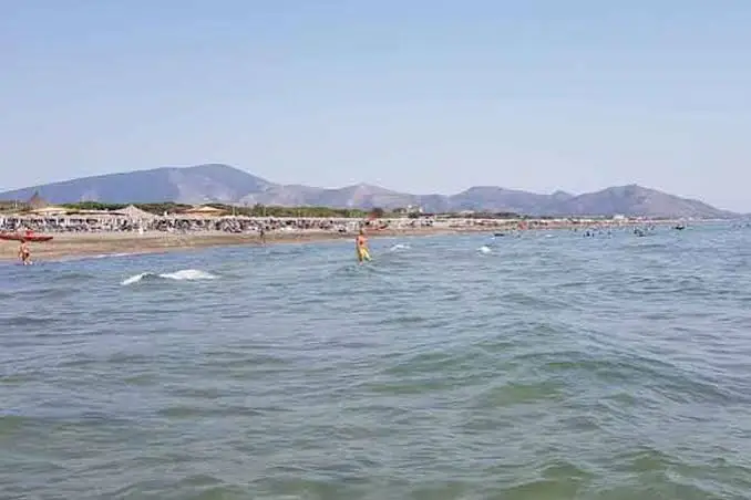 Paura in mare a Baia Felice: anziano rischia di annegare, salvato dai bagnini