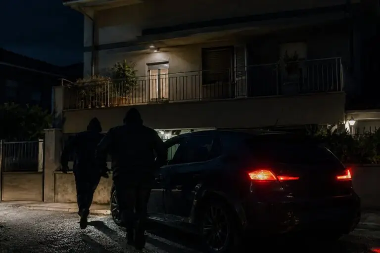 Banditi sorpresi dai residenti mentre tentano raid in casa