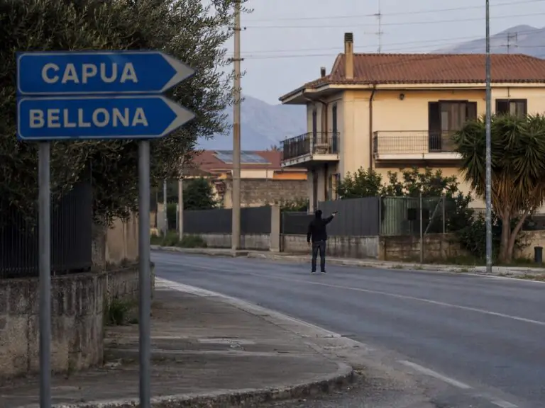 Lite con la moglie, poi va dal cognato e lo minaccia con una pistola: nei guai meccanico