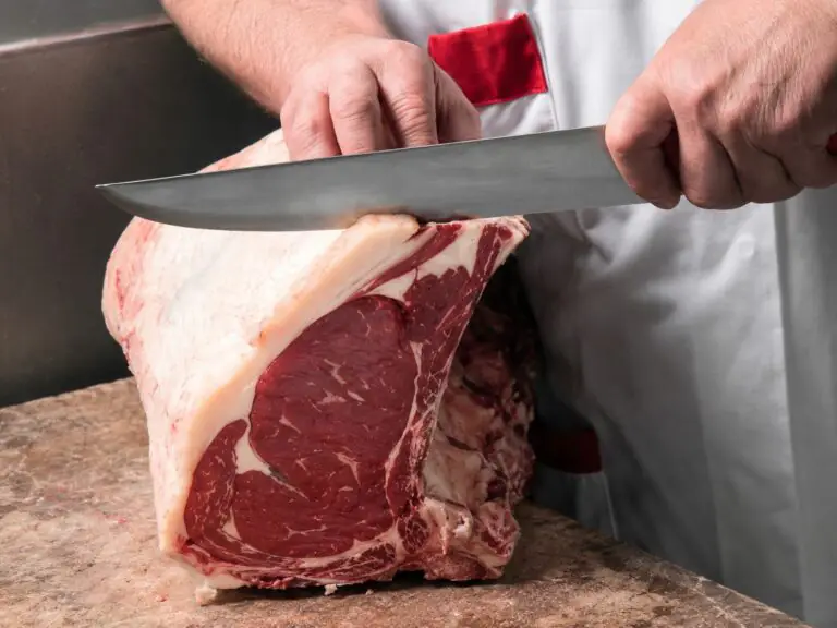 Macellaio sbaglia bersaglio mentre sfascia la carne: trasportato d’urgenza