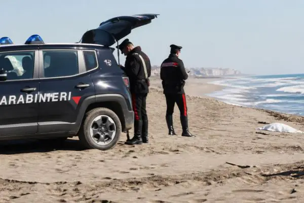 donna trovata morta sulla spiaggia di Castel Volturno
