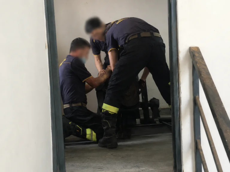 Paura durante la manutenzione dell’ascensore, operaio precipita nel vano