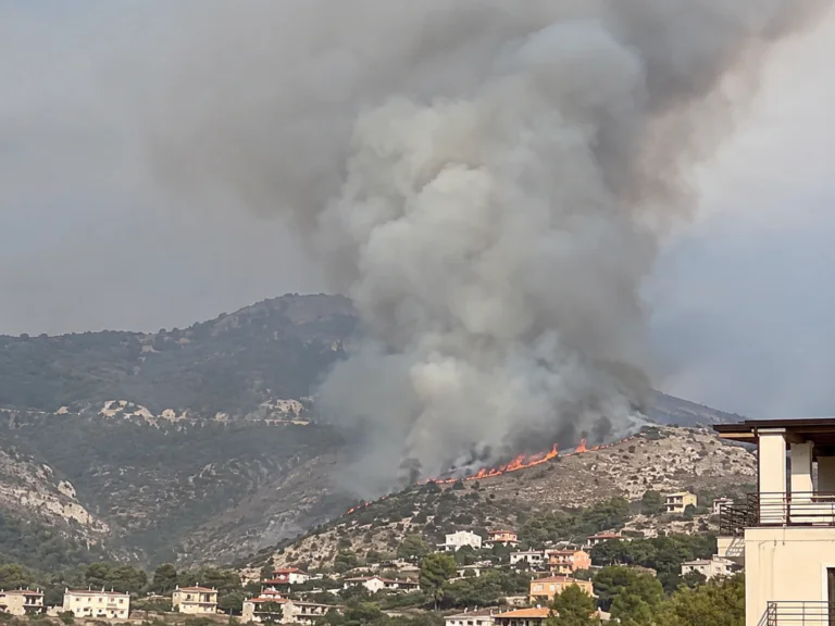 Zona collinare della frazione in fiamme, arrivano i pompieri