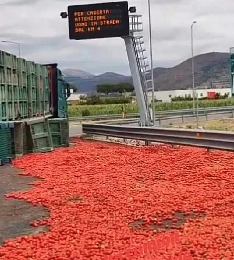 Ancora un tir ribaltato, ‘passata’ di pomodori sulla carreggiata