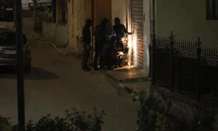Furti, ora c’è la banda dei falsi vigili del fuoco: banditi portano il fabbro per il raid