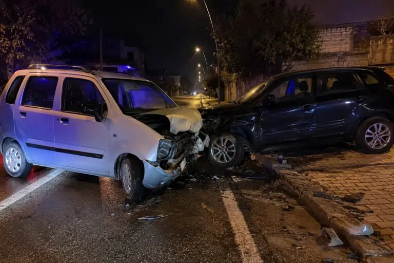 Violento frontale, corsa in ospedale per conducente
