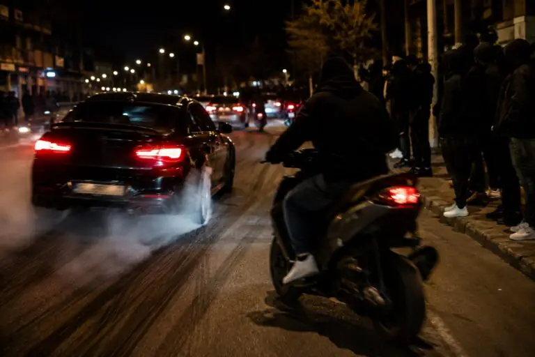 Corse clandestine e continue risse in strada, residenti allo stremo