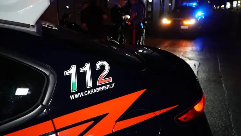 Lo fermano alla guida e lo trovano con hashish e coltello: scatta l’arresto