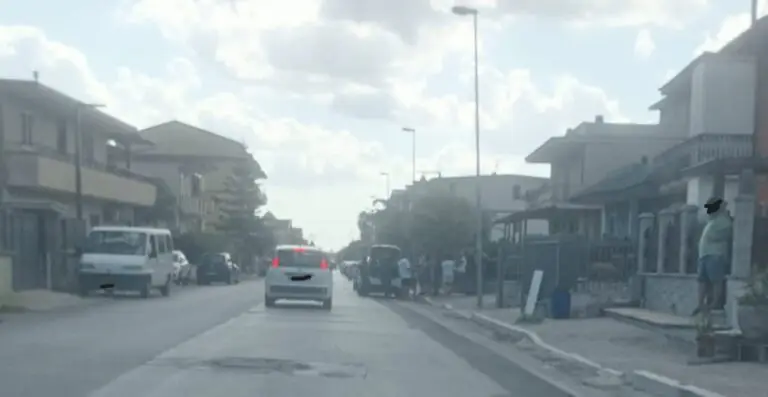 Tamponamento nella frazione, coinvolte 3 auto. Disagi al traffico