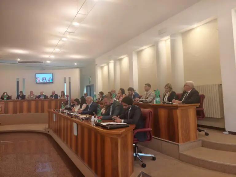 “Meno polemiche, più Marcianise”: la maggioranza rivendica il primo assestamento e attacca l’opposizione