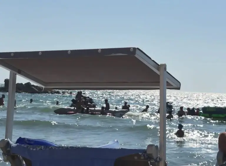 Moto d’acqua sfrecciano nei pressi della riva: “Mettono a rischio l’incolumità dei bagnanti”