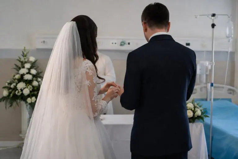 Quando l’amore entra in corsia: si sposano in ospedale mentre lui è ricoverato