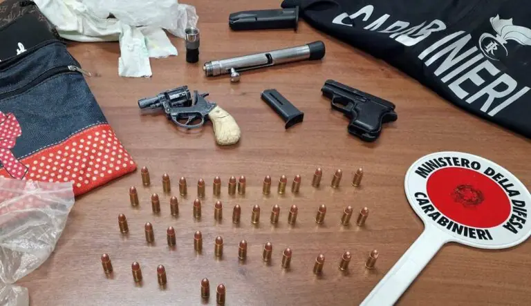 Penna-pistola calibro 22 e 41 cartucce nascoste in casa: 20enne in gattabuia