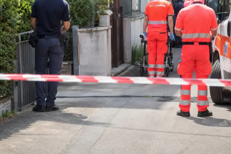 Trovata senza vita in casa con lividi sul corpo. L’ipotesi choc