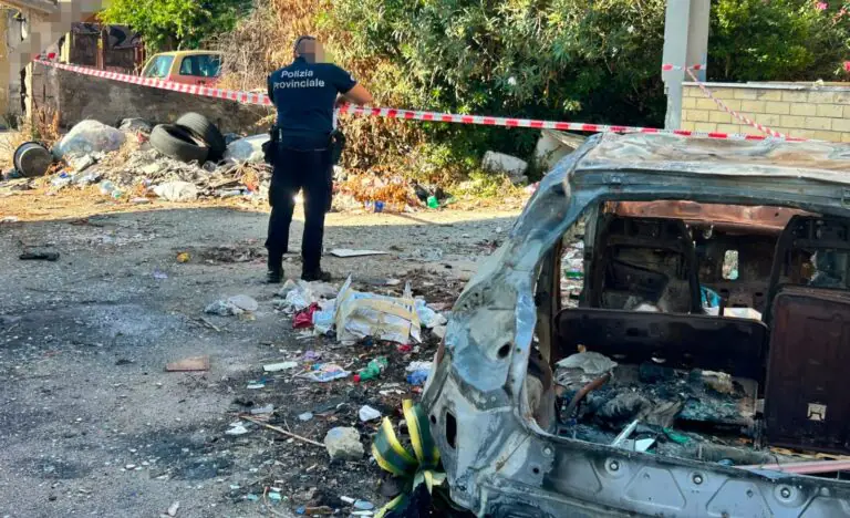 Auto cannibalizzate e rifiuti, 3 aree sequestrate