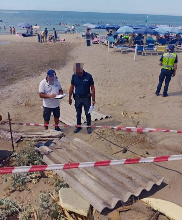 Scempio sul litorale, amianto a pochi metri dalla battigia: intervengono le forze dell’ordine
