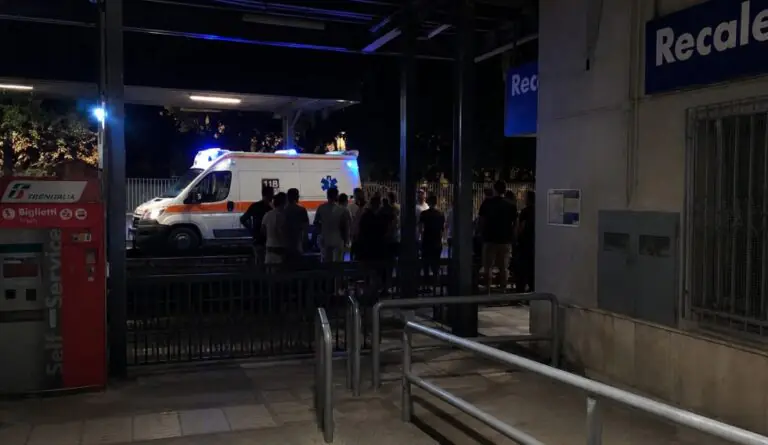 Caos fuori alla stazione, portato via in ambulanza