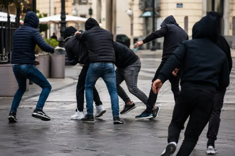 Ennesima rissa in centro, residenti barricati in casa