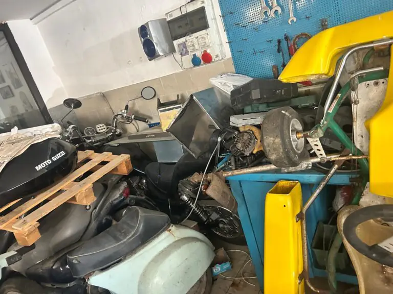 Polizia sequestra officina meccanica abusiva