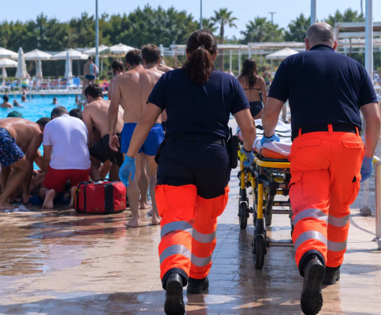 Non respira più in piscina, soccorso da infermiere non in servizio e portato in ospedale