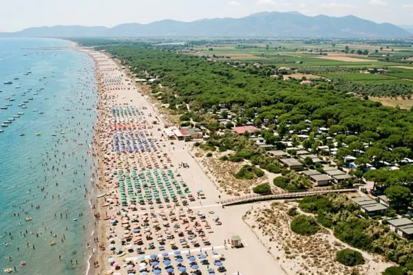 Baia Domizia bandiera blu e litorale pieno