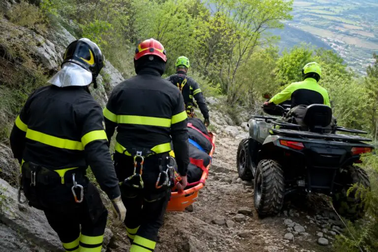 Sbanda con la moto e si schianta sul sentiero, ambulanza e pompieri sul posto