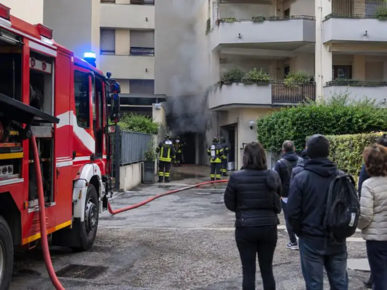 Fiamme nel palazzo, residenti evacuati