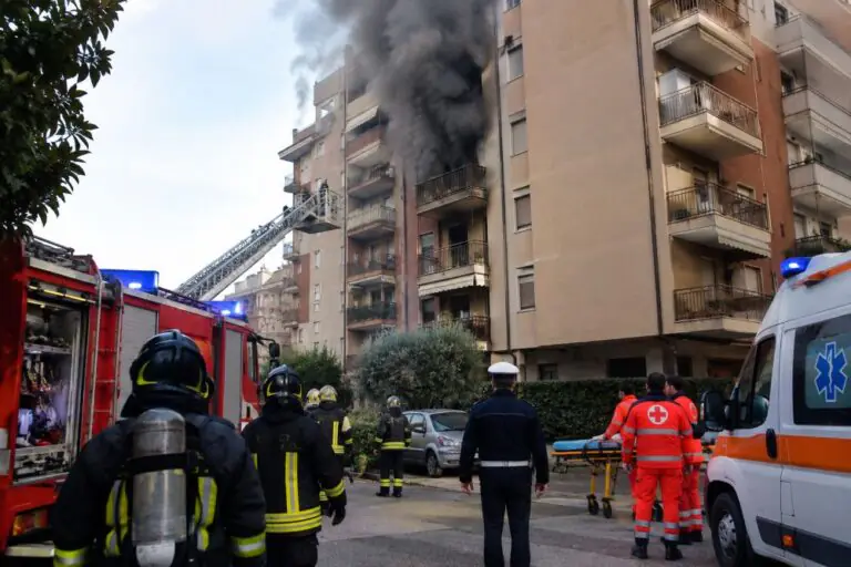 Casa a fuoco con 2 donne dentro, arrivano i pompieri