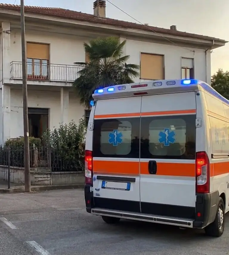 Giù da 4 metri mentre è in casa, portato in ospedale